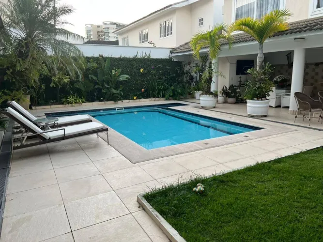 Casa Triplex de Alto Padrão à Venda por R$ 4.200.000 no Condomínio Santa Mônica Personal