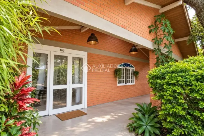 Casa com 6 quartos e 210m² à venda em Rio Tavares, Florianópolis.