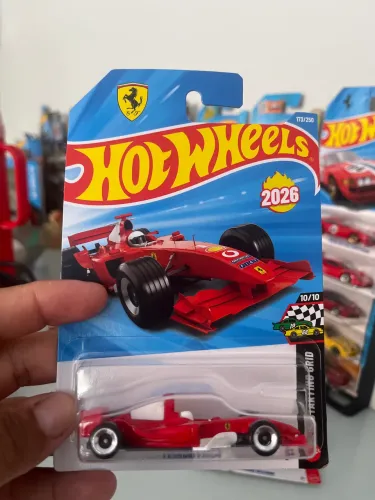 Miniatura da lendária Ferrari F1 F2004 #1 Hot Wheels 1:64 mainline 