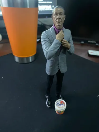 oneco de ação Mezco Toyz Breaking Bad Gus Fring 15 cm com acessórios