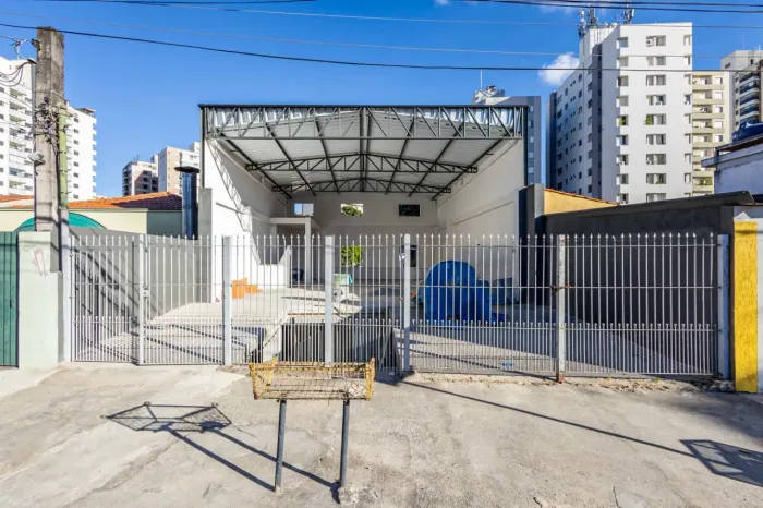 Casa comercial na Rua Bárbara Heliodora, 543 130 m²