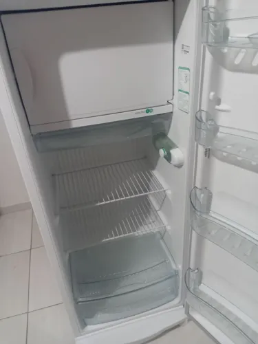 Geladeira nova 261litros