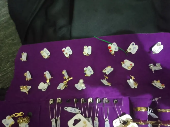 Pano de folheados, diversos anéis, colares, pulseiras, brincos baratisaimo! 
