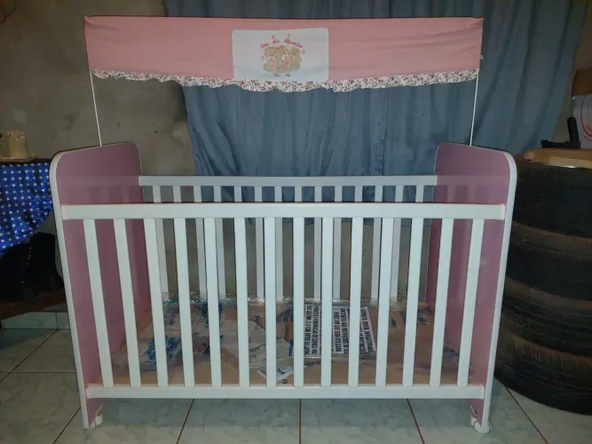 ? Berço Branco e Rosa com Rodinhas + Mosquiteiro | Semi Novo 