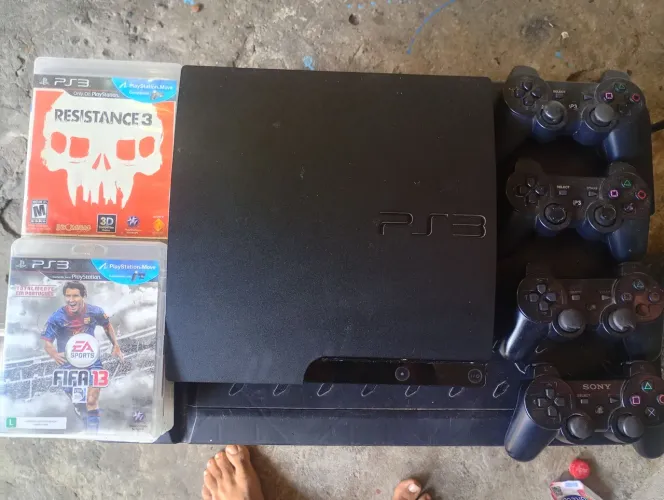 Vendo um Ps3 Slim desbloqueado 4 controle 5 jogos , ele não funciona