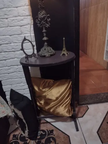 Mesa de canto toda em madeira aceito cartão