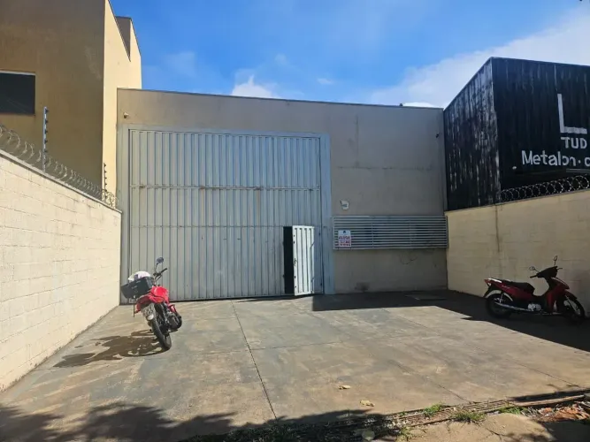 Salão comercial amplo com 282 m², estacionamento e acesso para caminhão próximo ao Atacadã