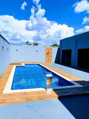 Espaço de lazer + salão comercial + residência