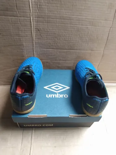 Chuteira Umbro número 29