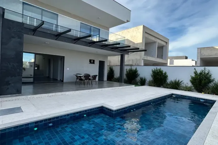 Alto Padrão no Alphaville Cabo Frio: Duplex com 4 Quartos, Suíte Master e Piscina