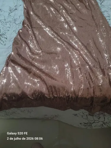 Vende-se um vestido de festa dourado.