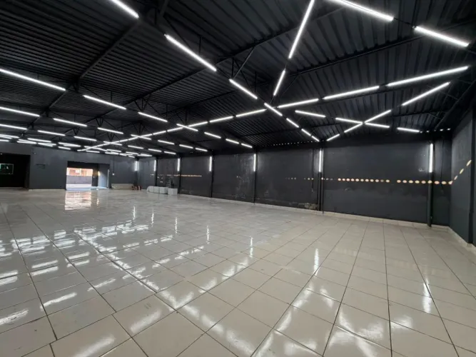 Galpão com Iluminação Estilizada + Escritório + 3 Banheiros. Próximo à Via Expressa, Metrô