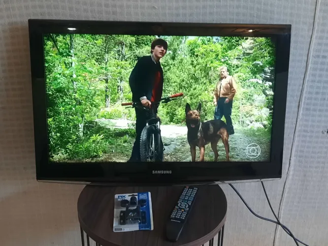 Tv samsung 32 polegadas não é smart acompanha um suporte para colocar na parede 