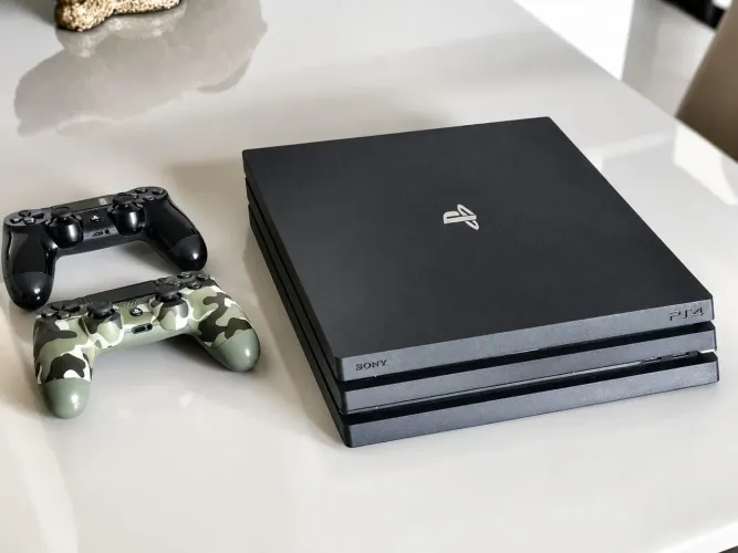 PS4 pro 4K 1 terabyte +2 manetes +1 jogo , semi novo