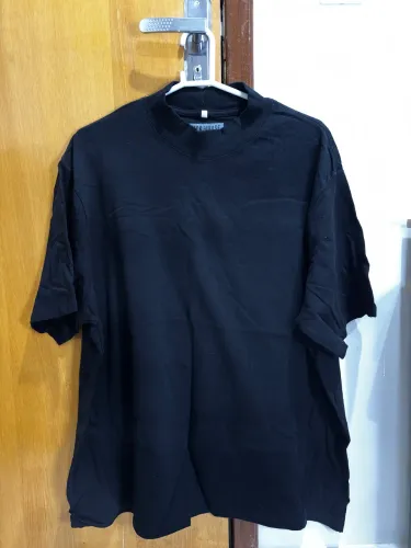 camiseta clock house oversized fit preta gola alta GG 