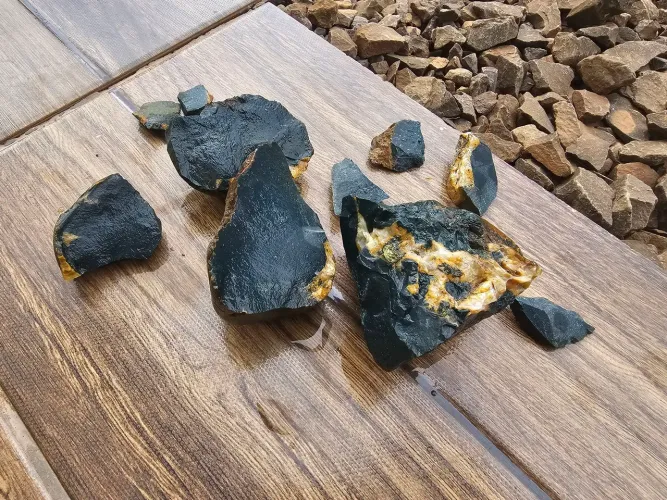 Jaspe Verde Bruto com Veios Dourados - Conjunto de Fragmentos Naturais