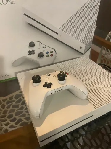 XBOX ONE S 512gb - Perfeito estado