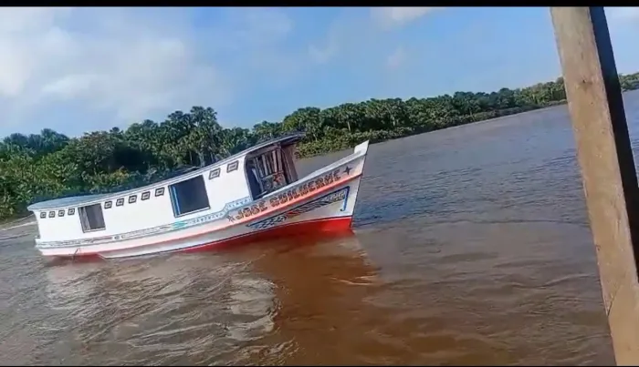 Vende-se um barco de madeira