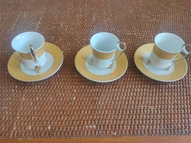 Trio de xícaras colecionáveis 