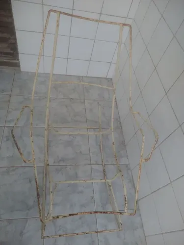 Cadeira de balanço de ferro maciço antiga 
