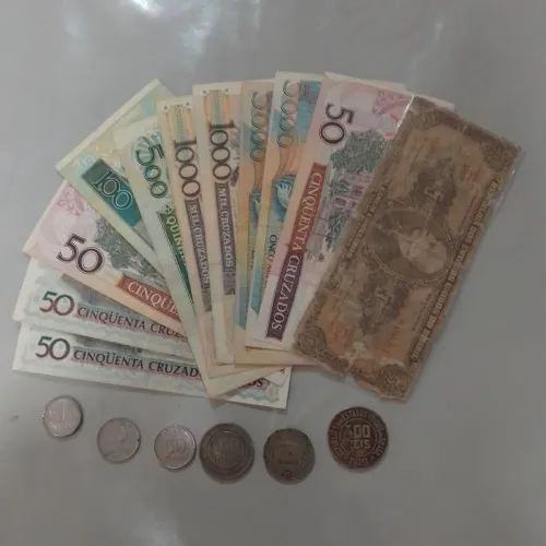 Cedulas antigas e moedas para colecionador.