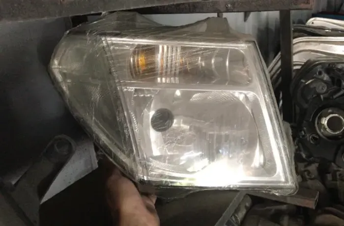 Farol Direito Nissan Frontier antiga recuperada cromada