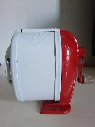 Apontador de lápis antigo