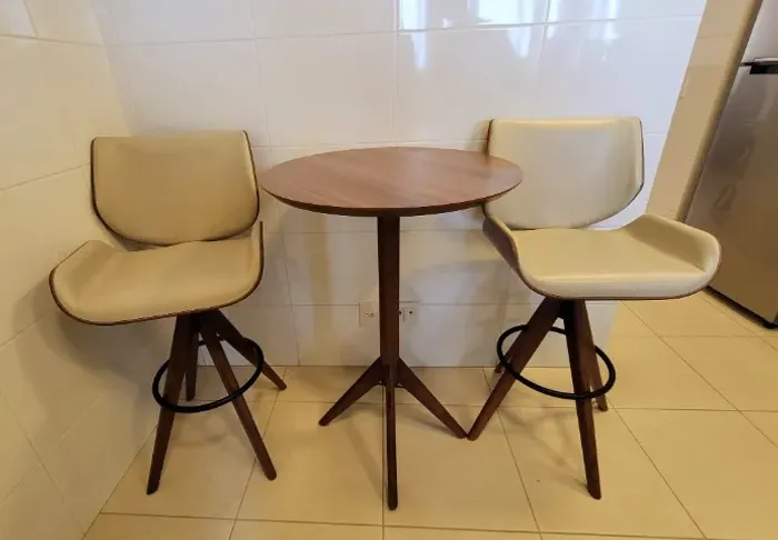 Mesa Bistrô + 02 Banquetas