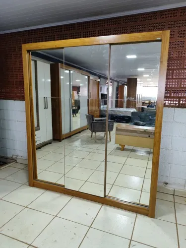 Guarda roupa de casal com espelho