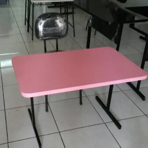 kit mesa rosa + cadeira preta adulto - frete grátis