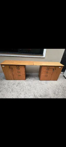 Mesa de escritório com gaveteiro de madeira maciça 