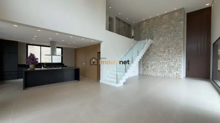Espetacular casa recém-construída com vista para a Lagoa dos Ingleses!