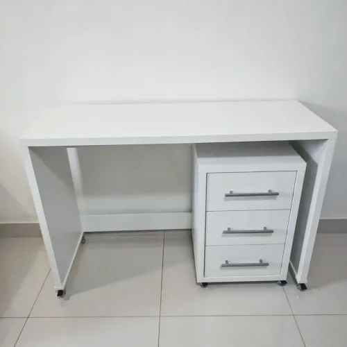 Mesa de Escritório Branca com Gaveteiro