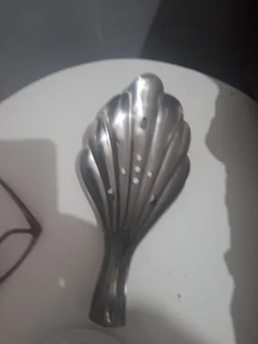 Saboneteira antiga em inox em formato concha