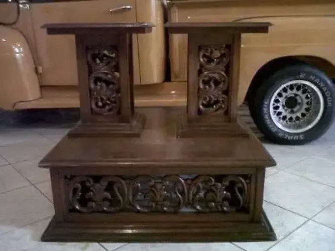 Mesa de madeira maciça entalhada a mão