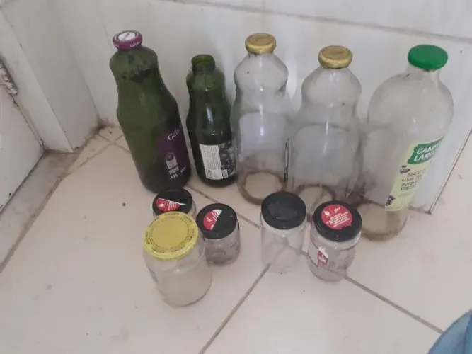 Garrafas e potes de vidro, 3,00