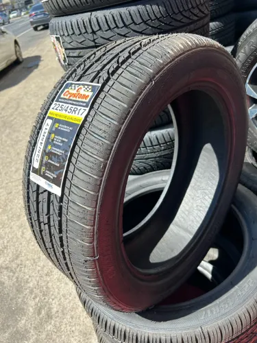 Pneu Crystone 225/45R17 - Qualidade e Durabilidade!