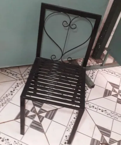 Cadeira de Ferro com Design Moderno