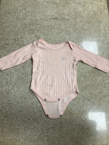 Body rosa bebê com detalhe de flor