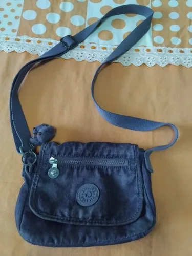 Bolsa kipling azul metalizado usada