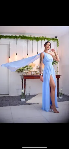 Vestido de Festa Azul com Fenda e Detalhe no Ombro