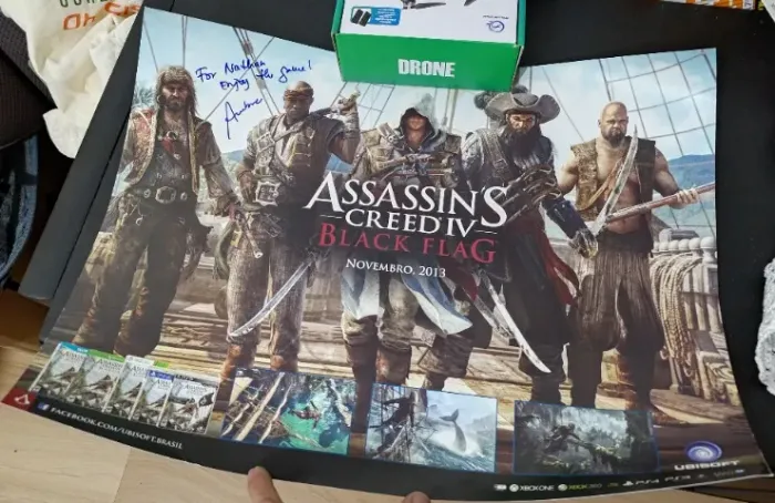 Poster 55cm x 40cm Assassin's Creed: Black Flag assinado pelo diretor Ashraf Ismail