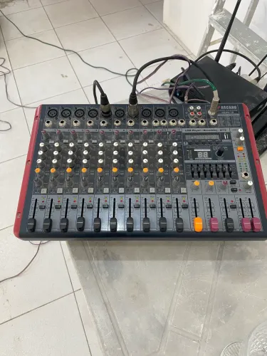 Vende-se Som completo 1 mesa Arcano 2 em 1 , 4 caixas 2 microfones digital 1 medusa .