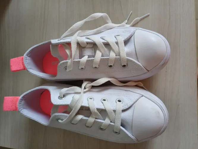 Tênis Converse Infantil Branco com Detalhes Rosa