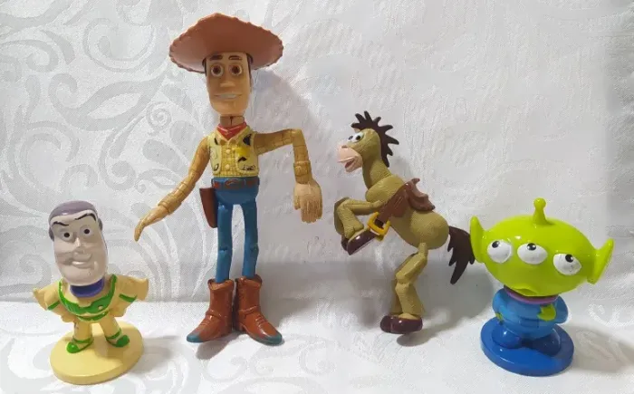 Bonecos Toy Story mede 8 a 15cm.