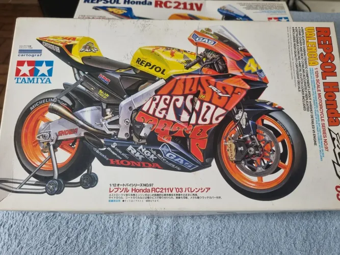 Modelo de Moto Honda RC211V '03 Repsol - Tamiya