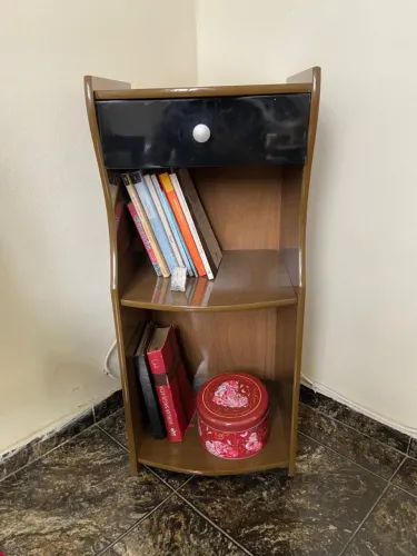 Mesa de Canto de Madeira com Prateleiras