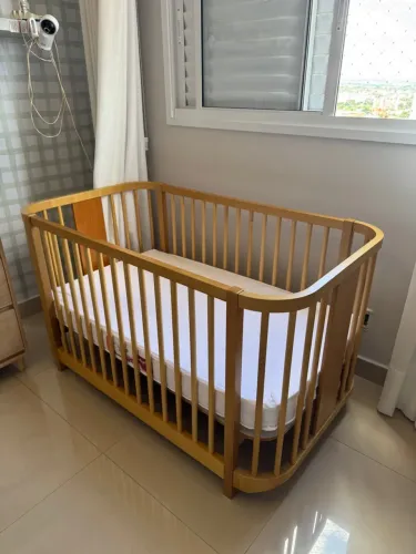 Berço de madeira maciça para bebê