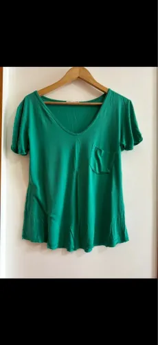 Blusinha feminina em malha na cor verde, tamanho P