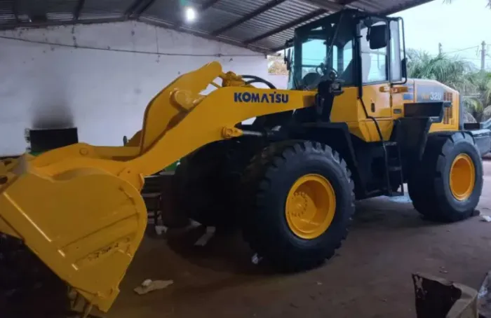 Páescavadeira Komatsu 2016.